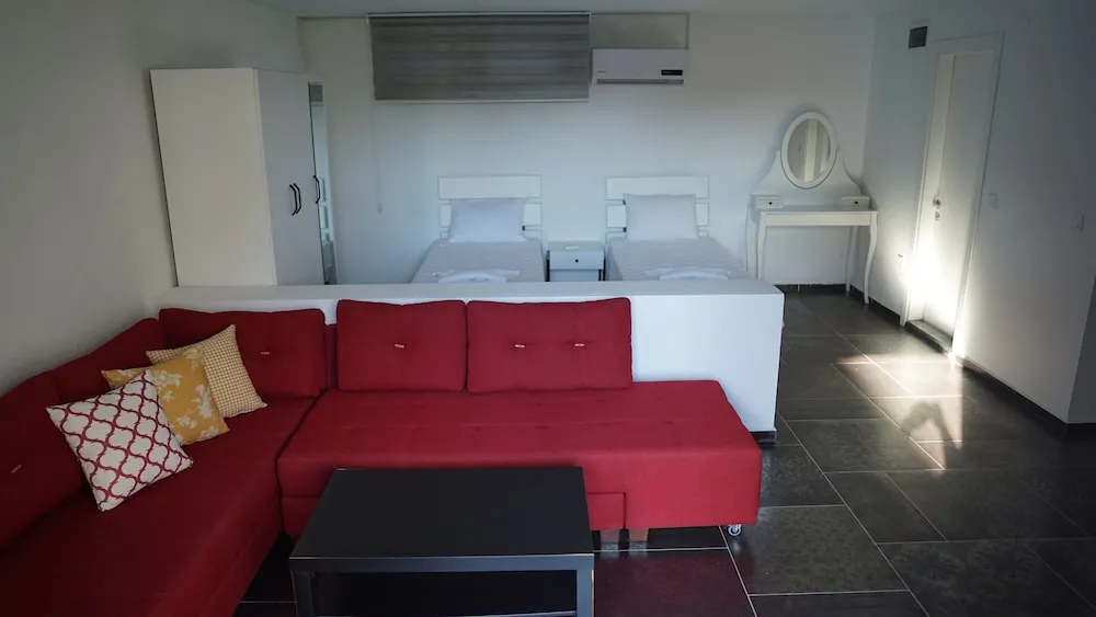 Stüdyo, Havuz Manzaralı