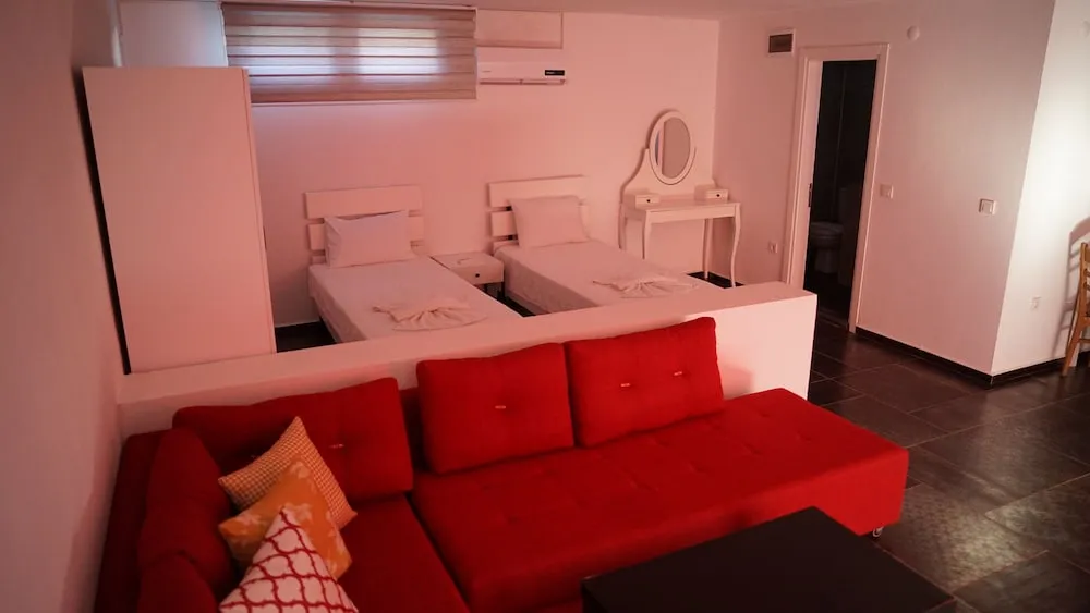Stüdyo, Havuz Manzaralı