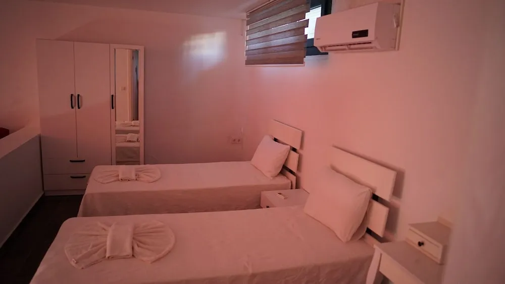 Stüdyo, Havuz Manzaralı