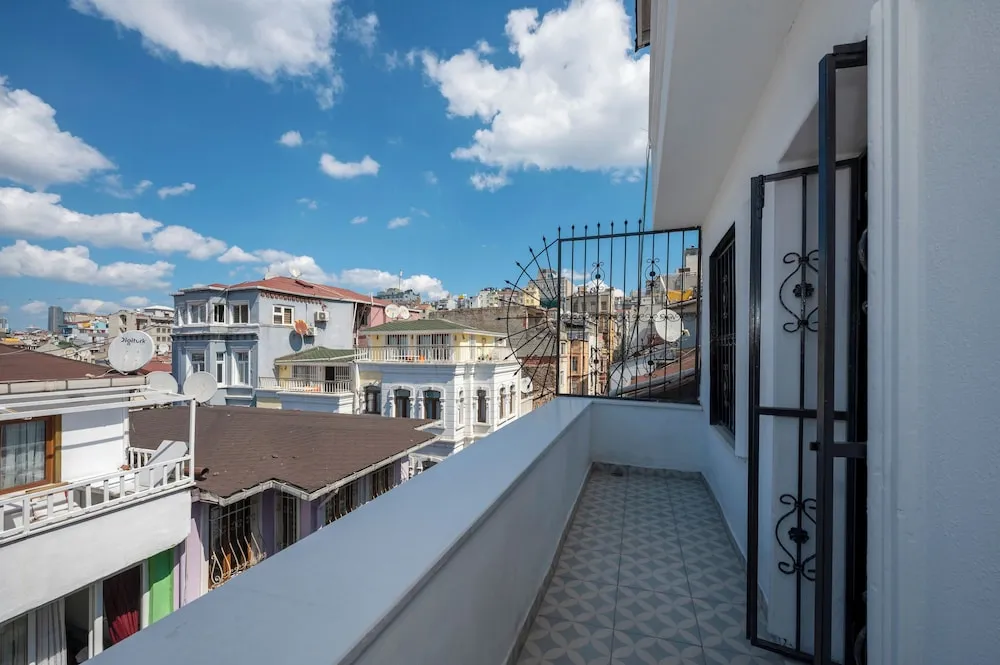 T) Two Bedroom Apartment With Balcony