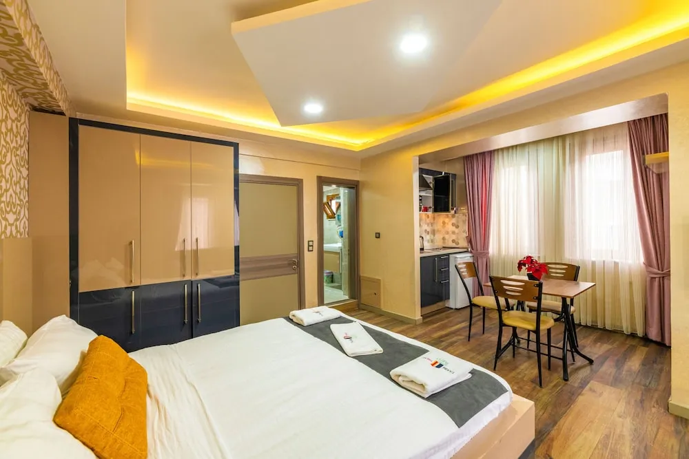 G)  Deluxe Aile Suite