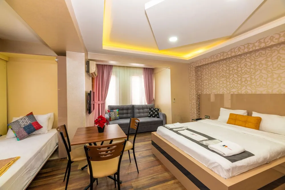 G)  Deluxe Aile Suite