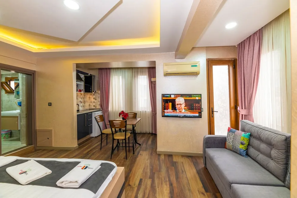 G)  Deluxe Aile Suite