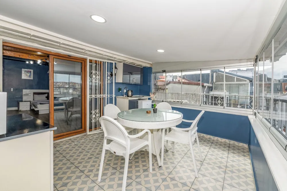 L) SUITE WITH CITY VIEW