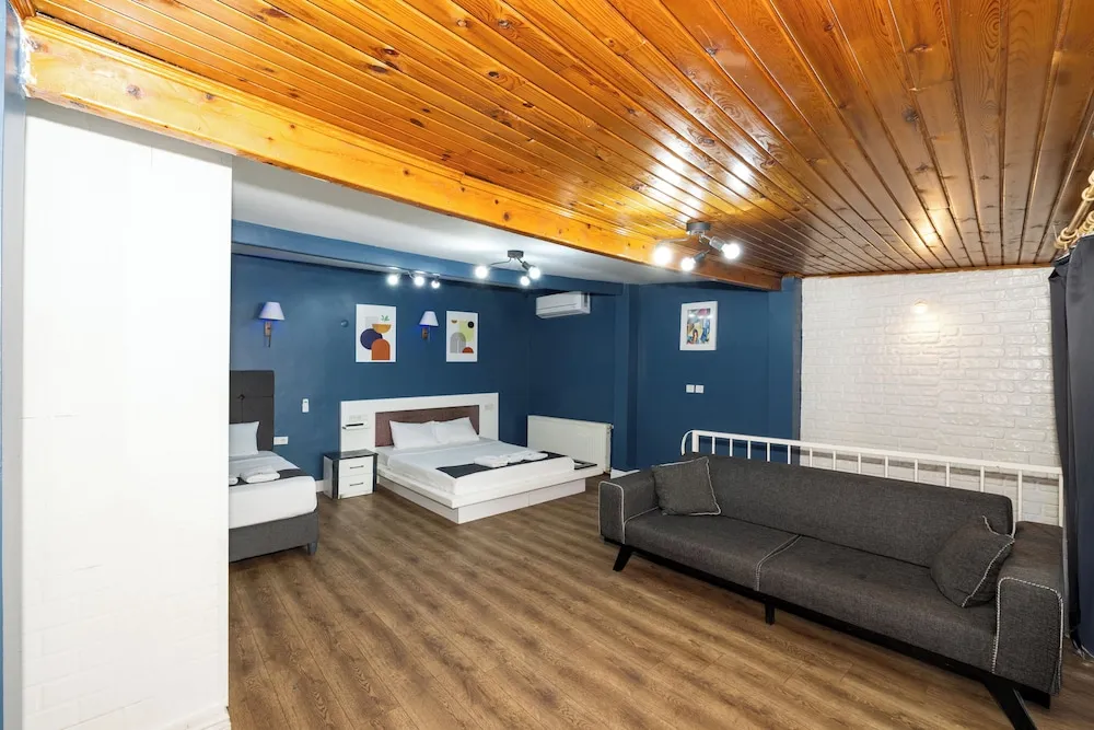 L) SUITE WITH CITY VIEW