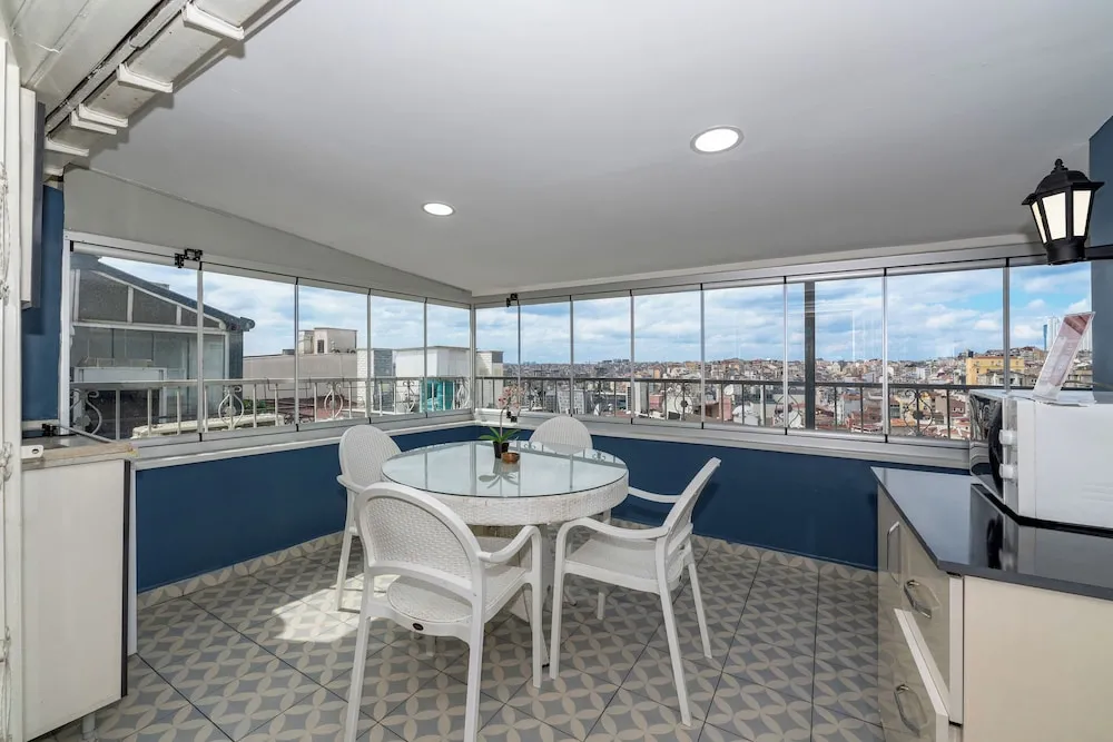 L) SUITE WITH CITY VIEW