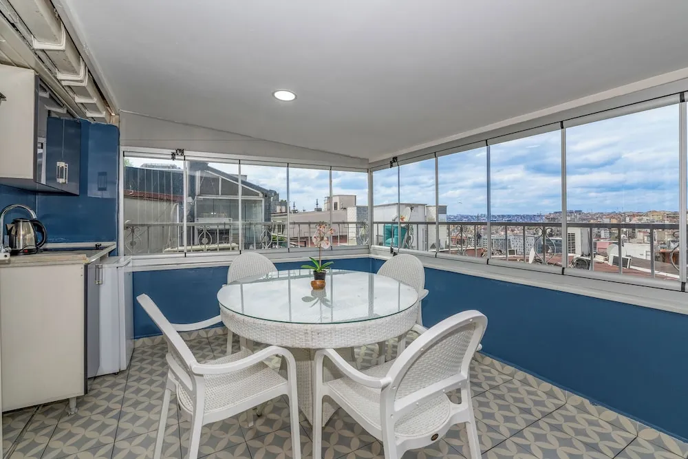 L) SUITE WITH CITY VIEW