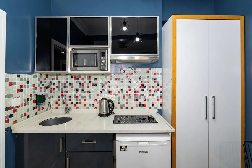 M) TWO BEDROOM APARTMENT