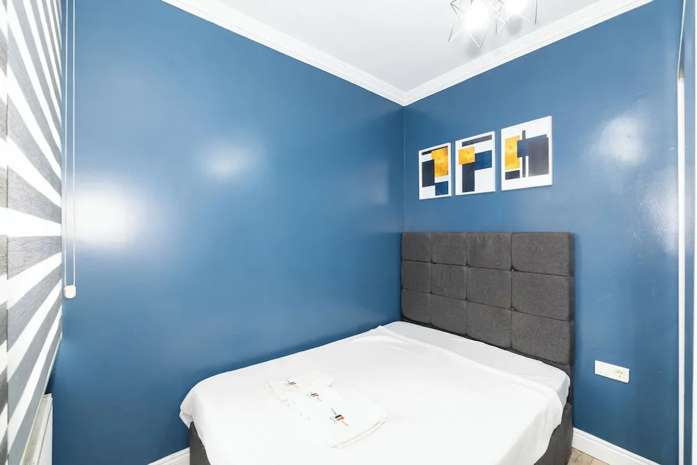 M) TWO BEDROOM APARTMENT