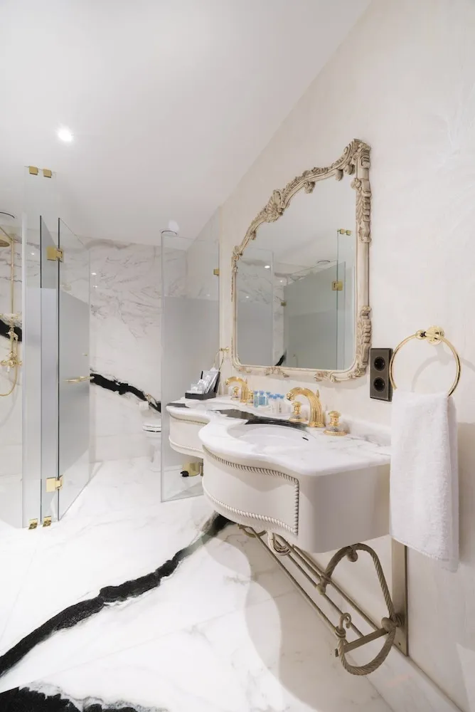 Süit, 1 Büyük (Queen) Boy Yatak, Sigara İçilmez, Özel Banyo