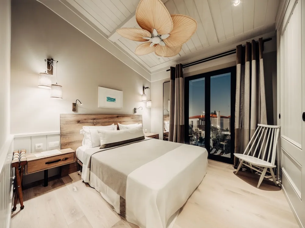 Premium Tek Büyük Yataklı Oda, Sigara İçilmez, Havuz Manzaralı