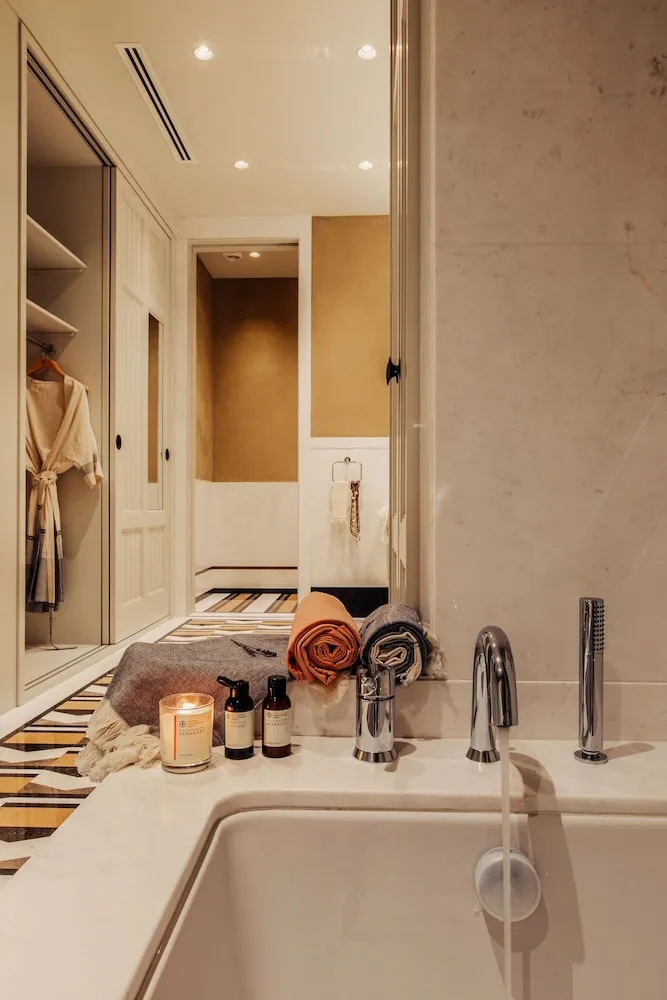 Master Suite, Non Smoking, Pool View