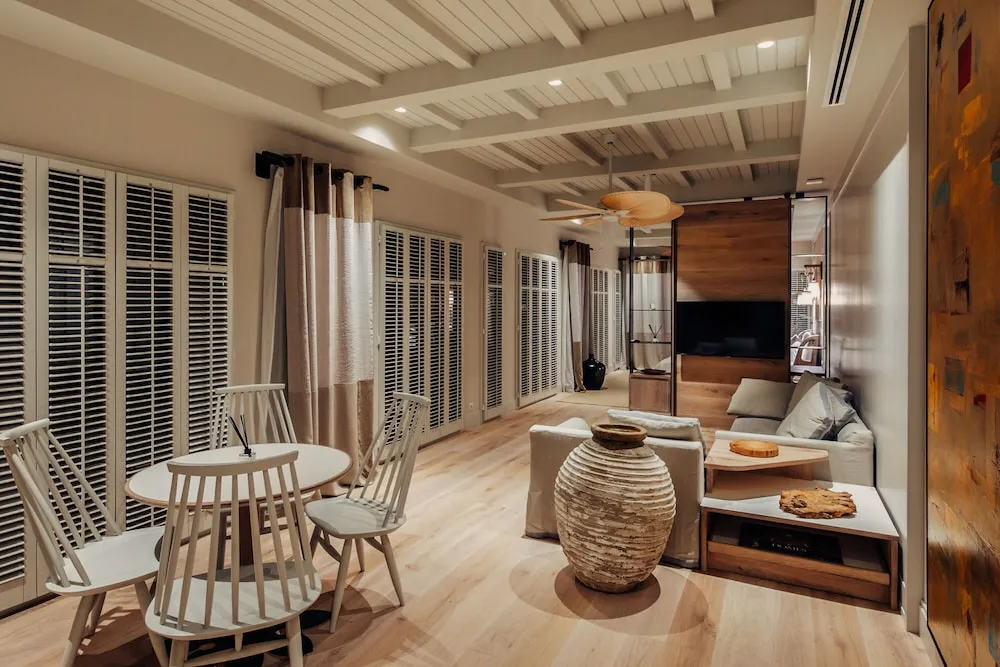 Master Suite, Non Smoking, Pool View