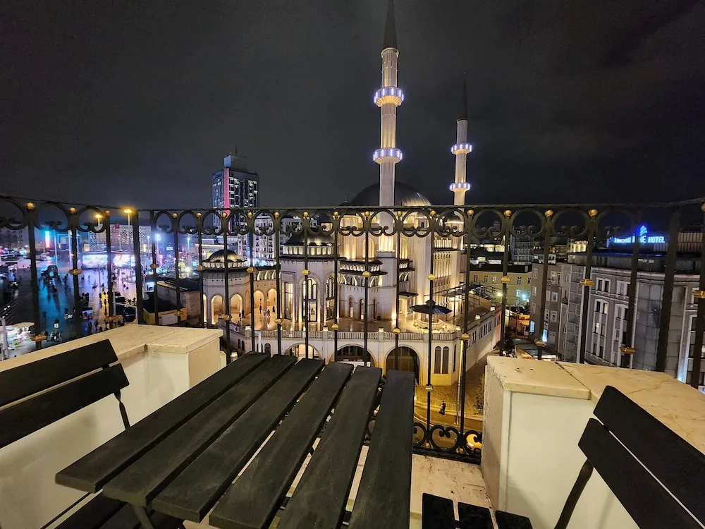 Panoramic Studio House With Balcony