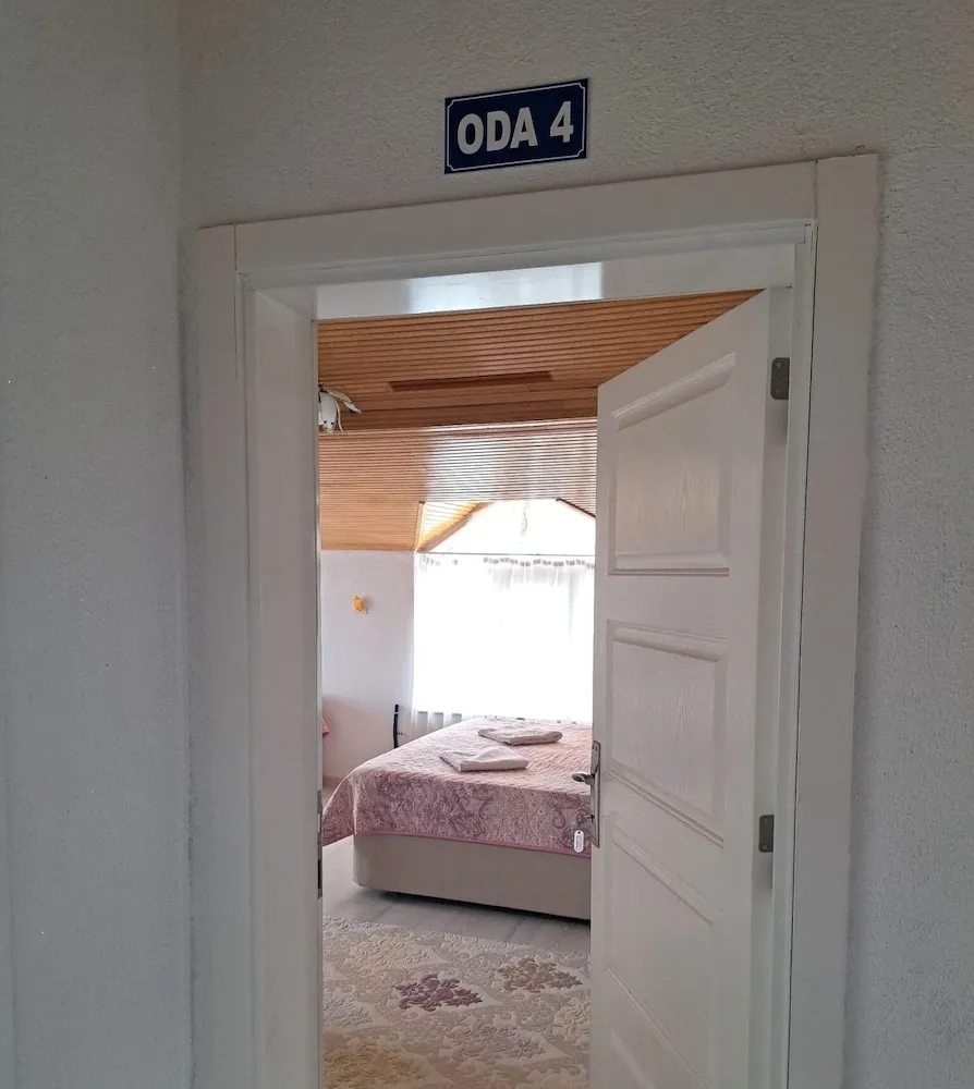 Classic Uc  Kisilik Oda-  Uçgen Pencereli