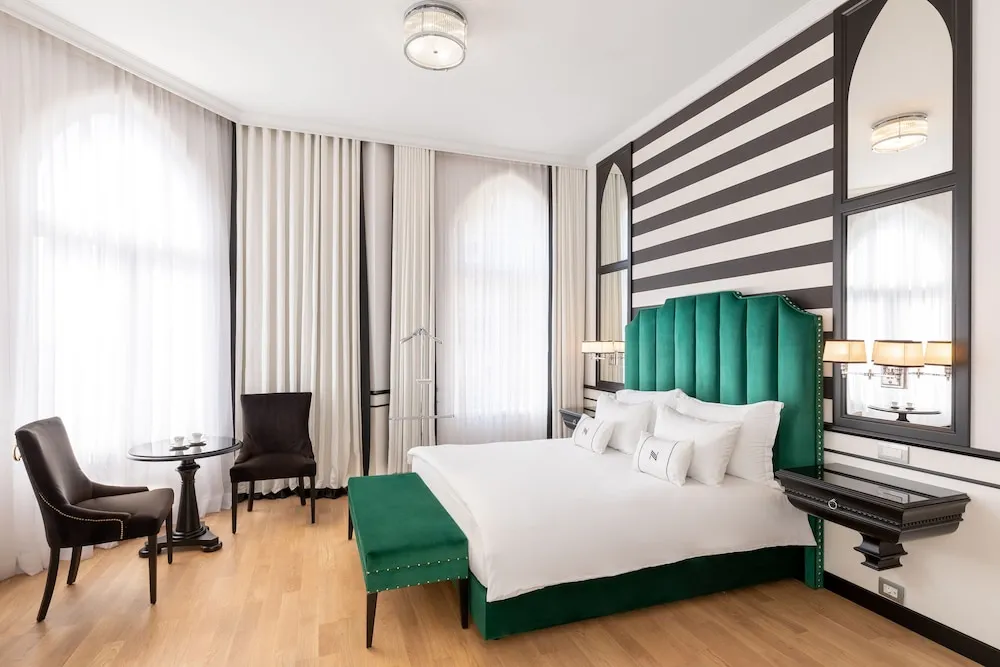 Corner Room, Sea View
