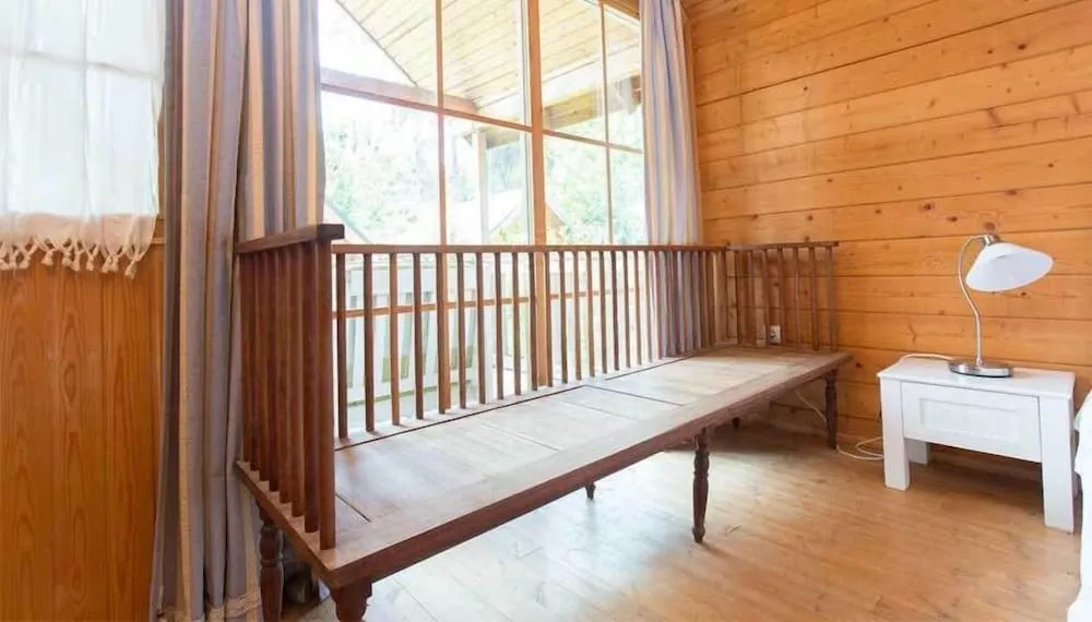 Bungalow Room 8