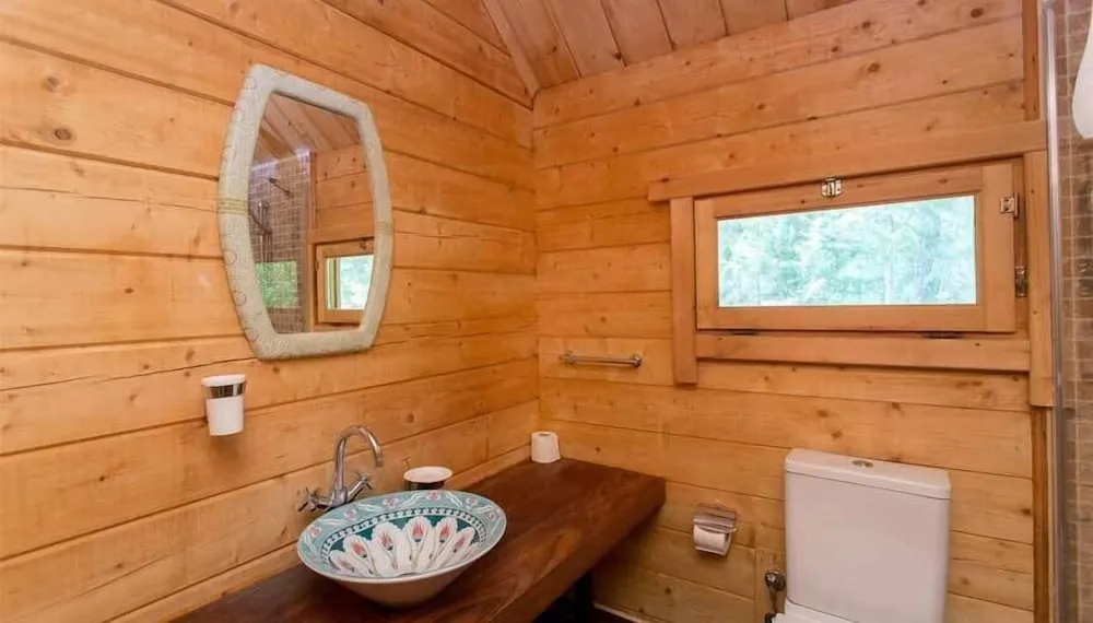 Bungalow Room 8