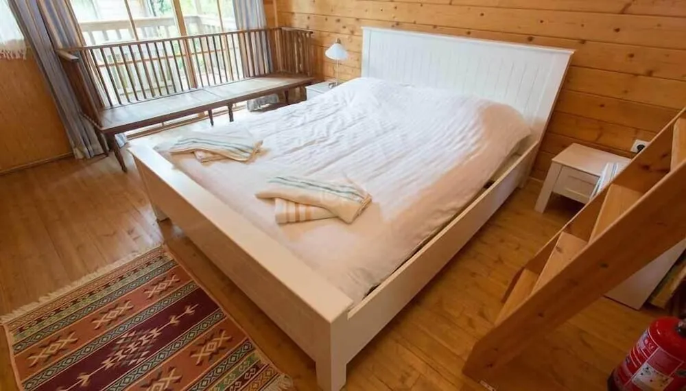 Bungalow Room 8