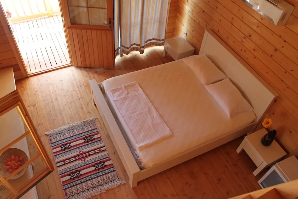 Bungalow Room 8