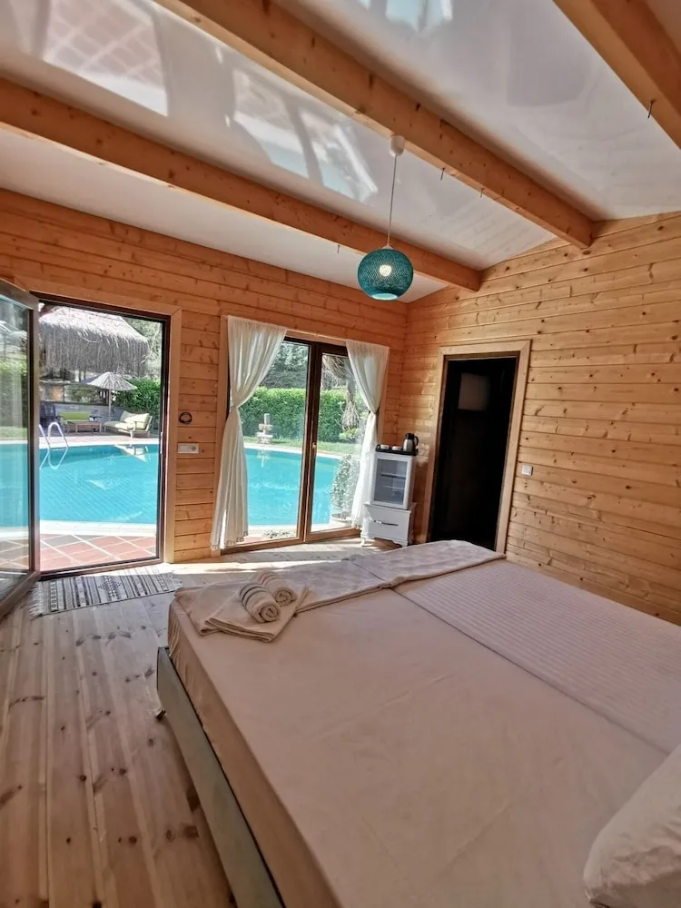 Standard Room, Pool View 6