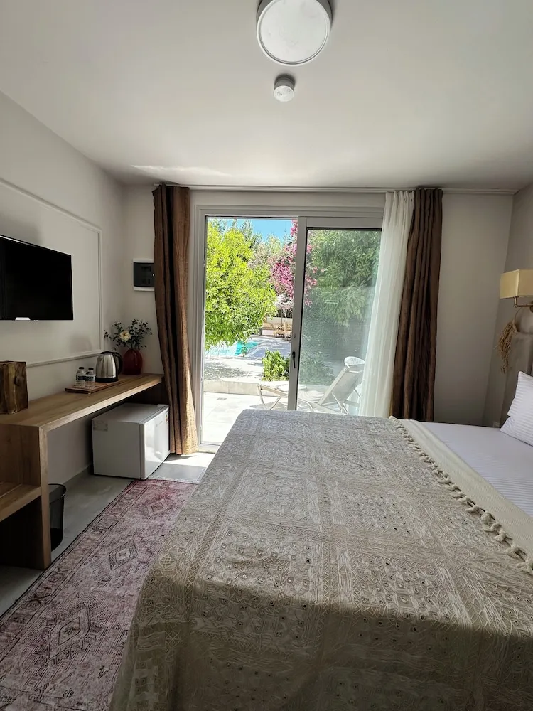 Romantic Oda, Veranda, Havuz Manzaralı