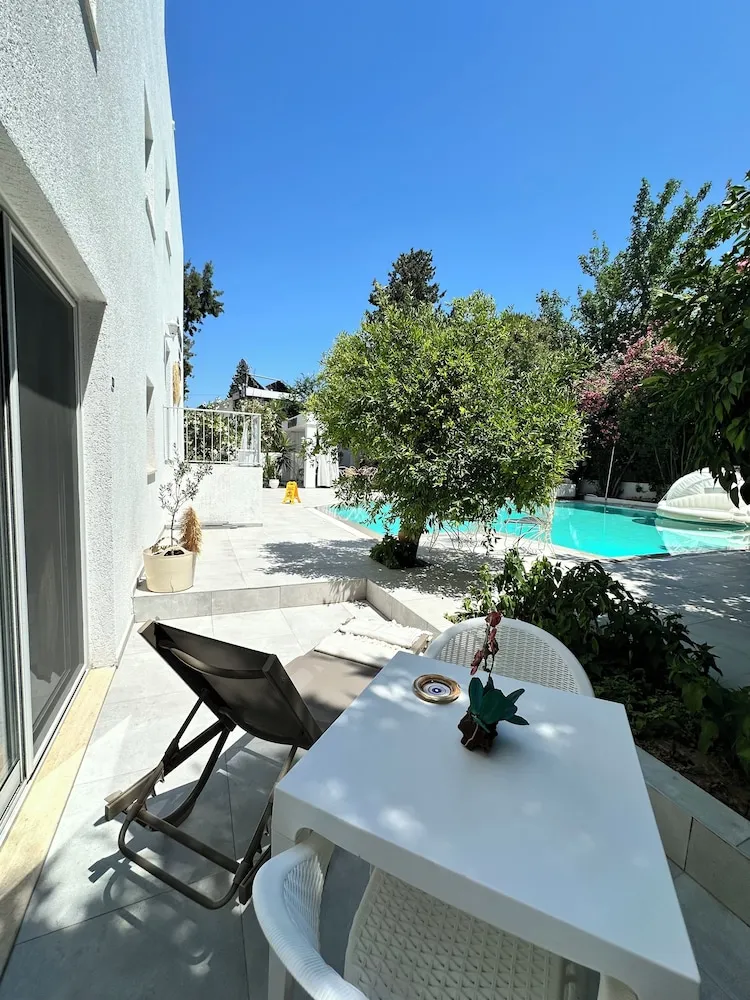 Romantic Oda, Veranda, Havuz Manzaralı