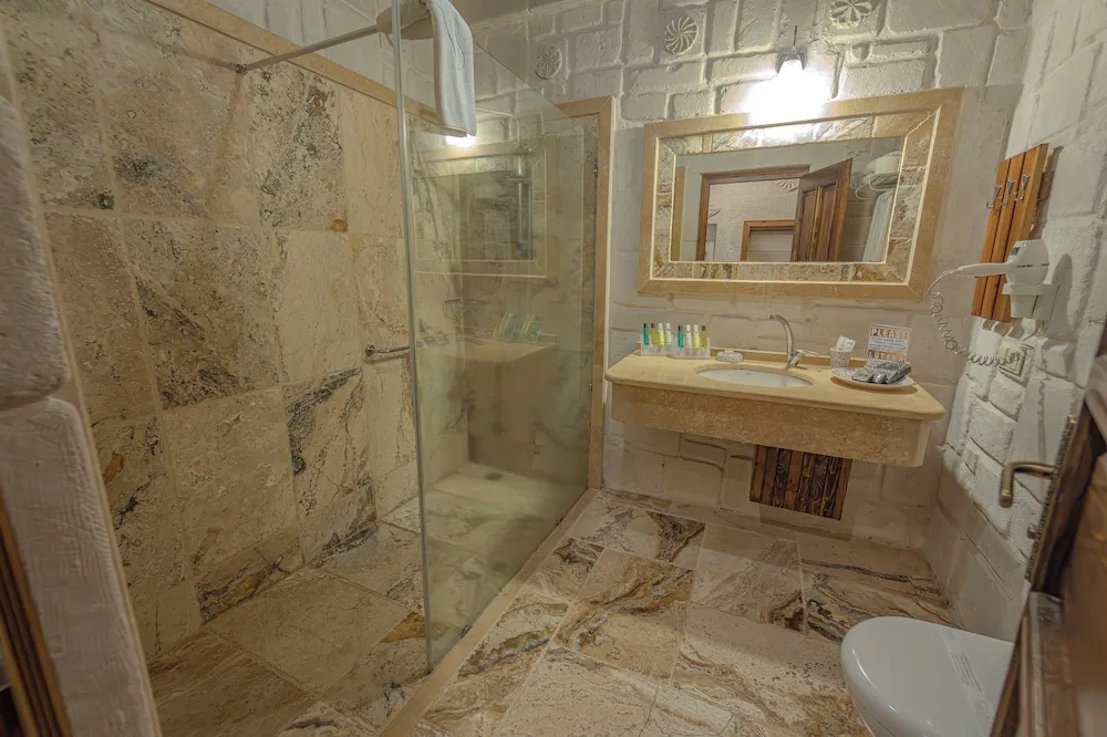 Comfort Cave Room 206