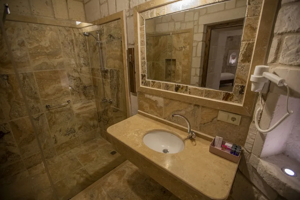 Deluxe Cave Room 205