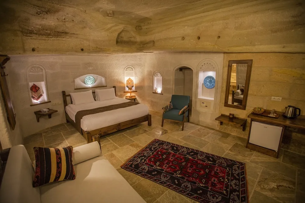 Deluxe Cave Room 204