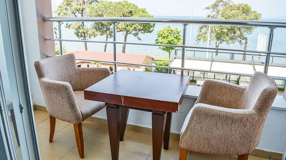 Standard Tek Büyük Yataklı Oda, Balkon, Göl Manzaralı