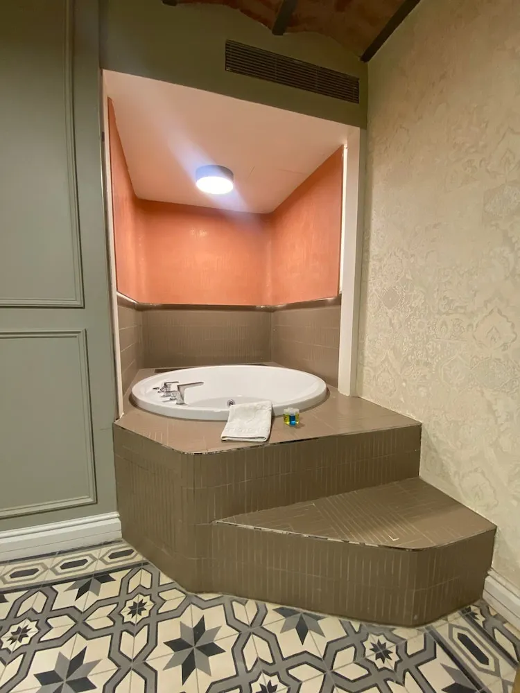 Executive Room, 1 Bedroom, Hot Tub (-1 Floor)