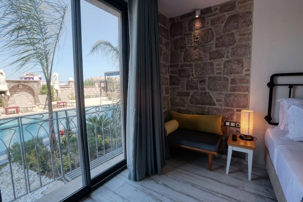 Deluxe Tek Büyük Yataklı Oda, Havuz Kenarı