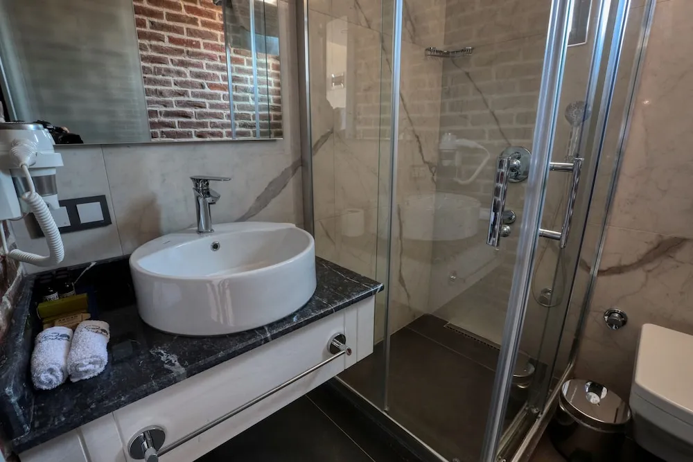 Standard Oda, Havuz Kenarı