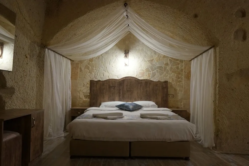 Superior Cave Room