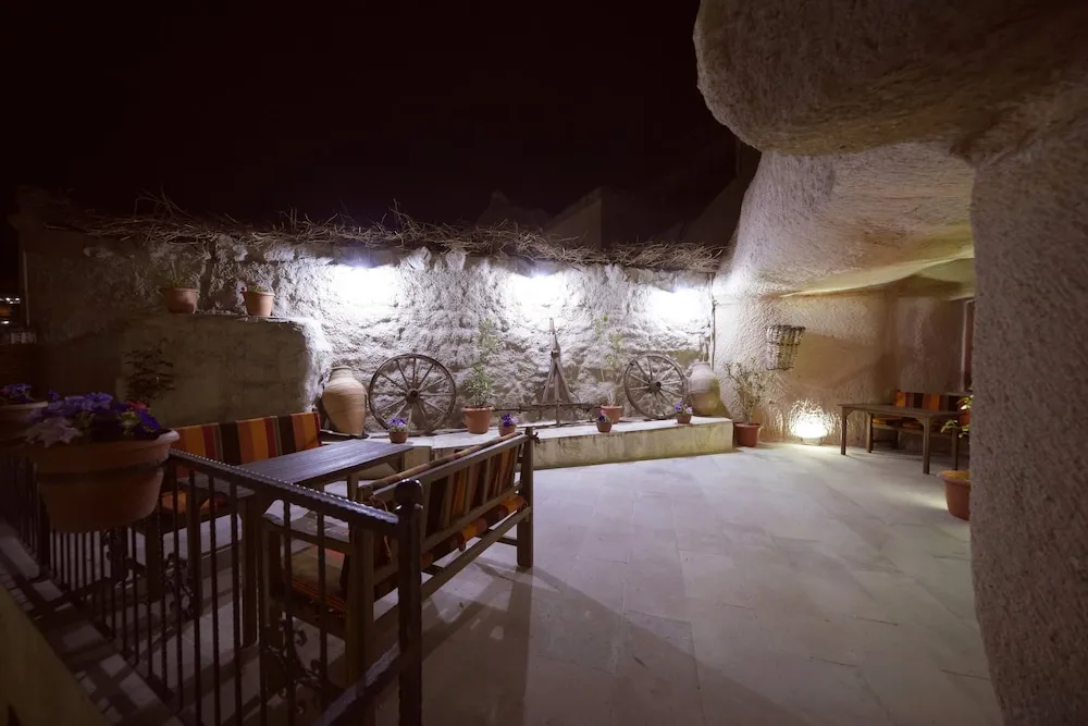 Deluxe Cave Room