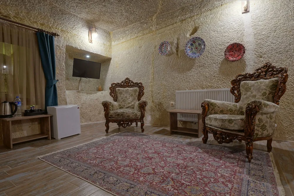 Deluxe Cave Room