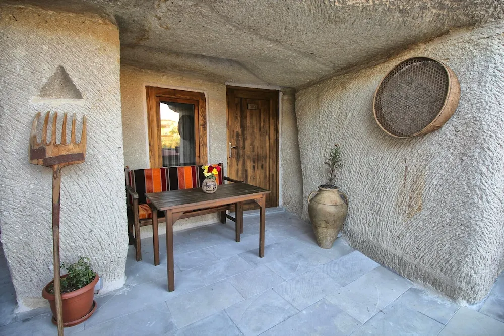 Deluxe Cave Room