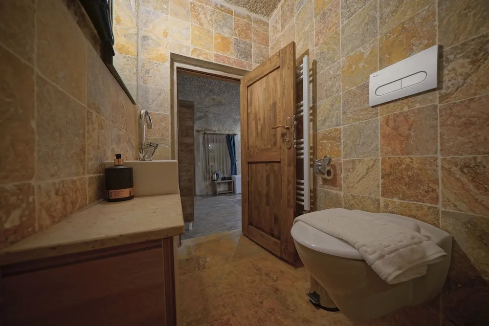 Deluxe Cave Room