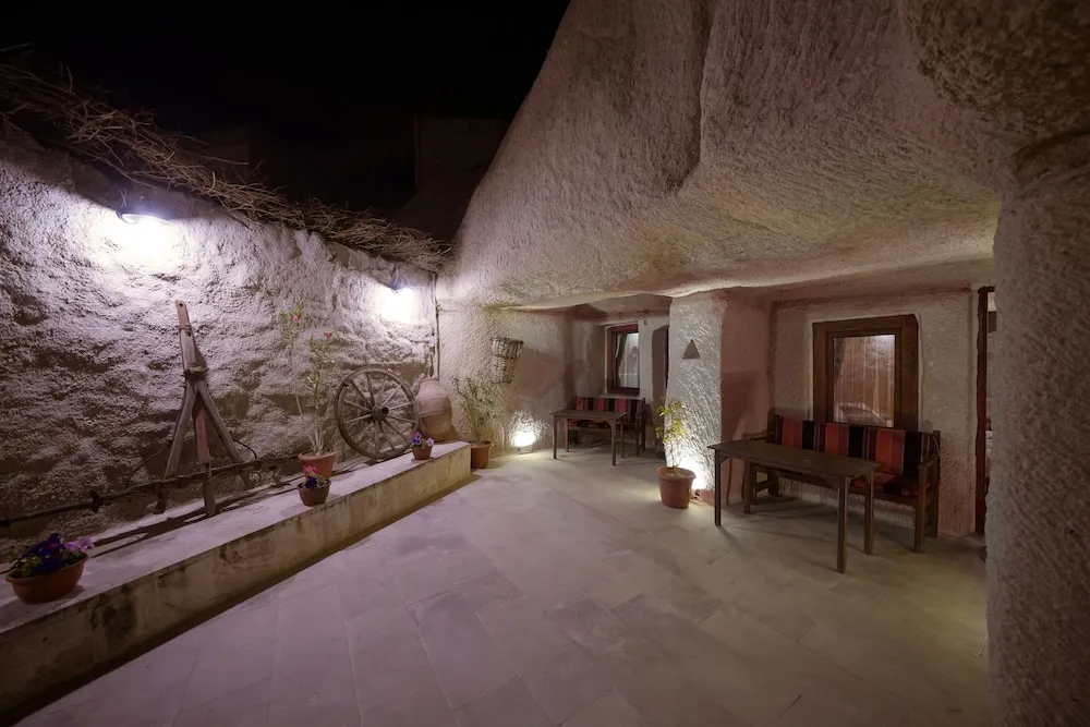 Deluxe Cave Room