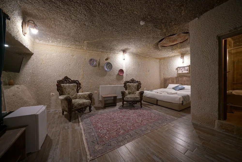 Deluxe Cave Room