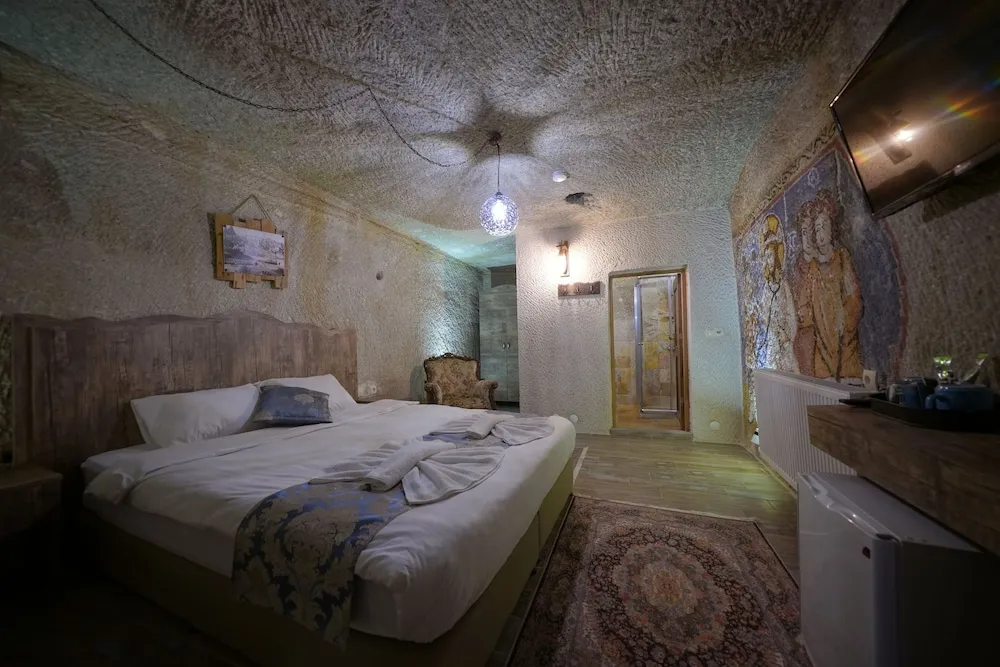 Deluxe Cave Room