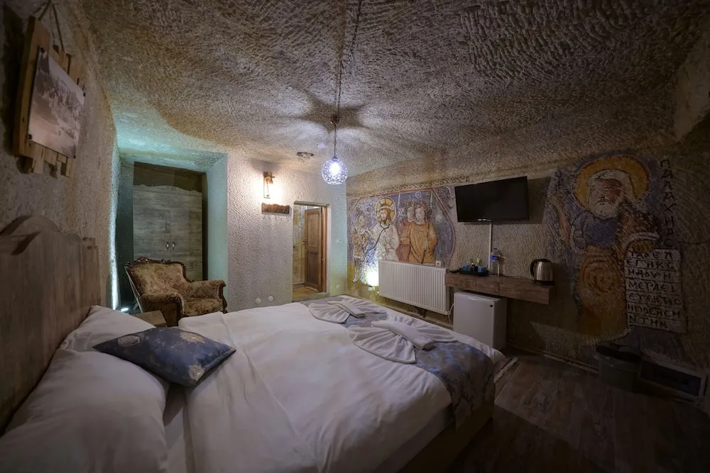 Deluxe Cave Room