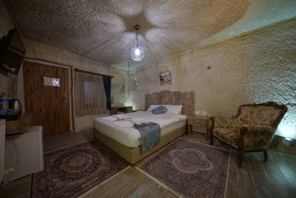 Deluxe Cave Room