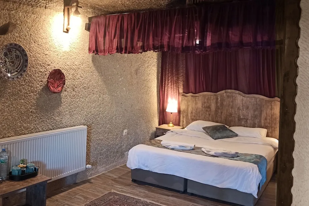 Deluxe Cave Room
