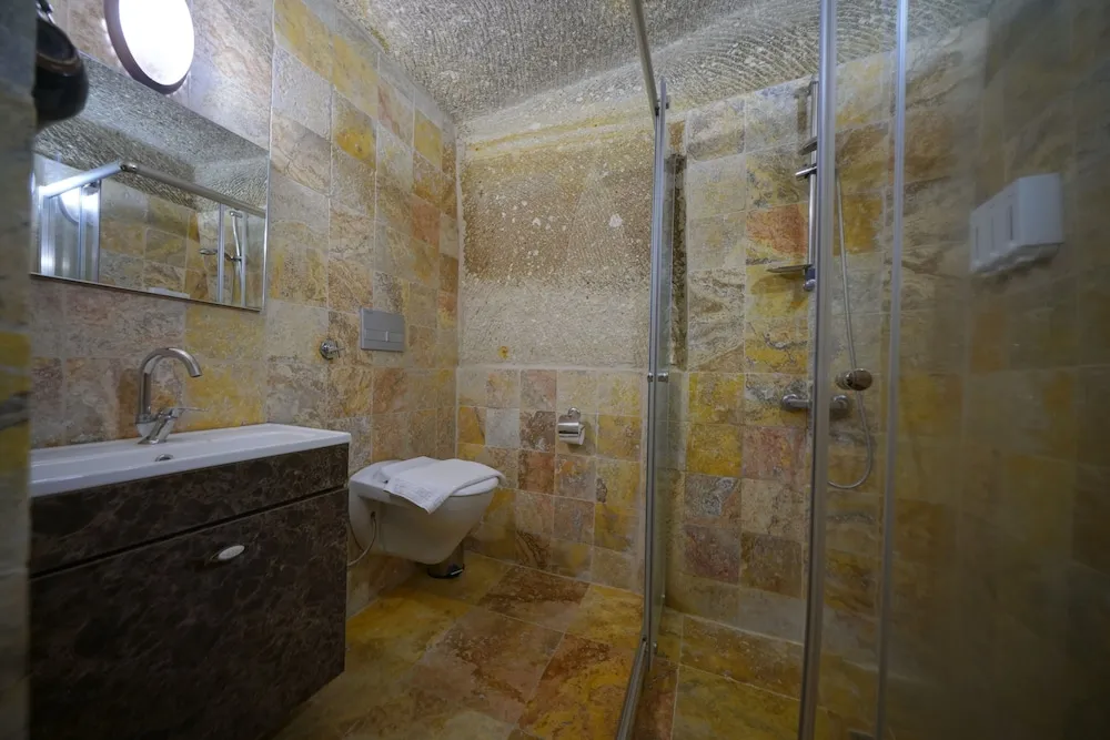 Deluxe Cave Room