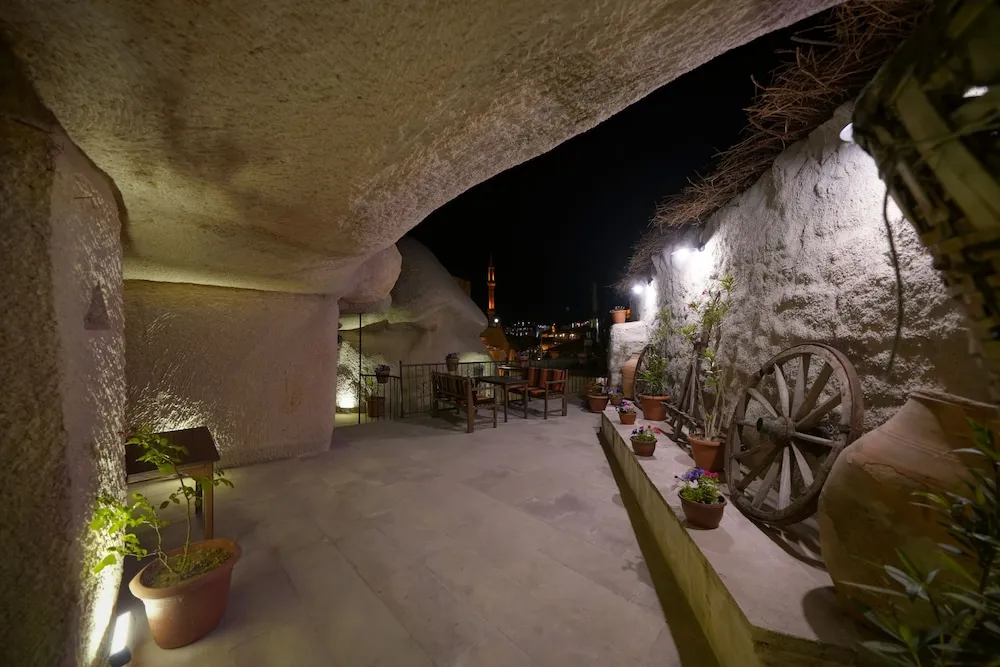 Deluxe Cave Room