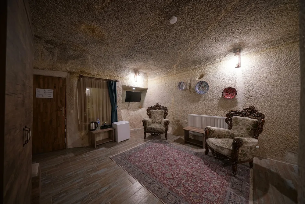 Deluxe Cave Room