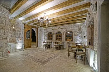 Risus Cave Suites