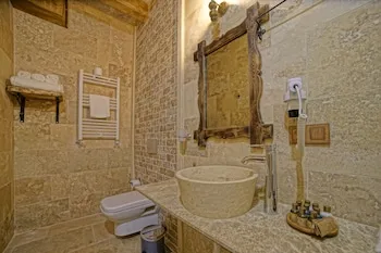 Risus Cave Suites